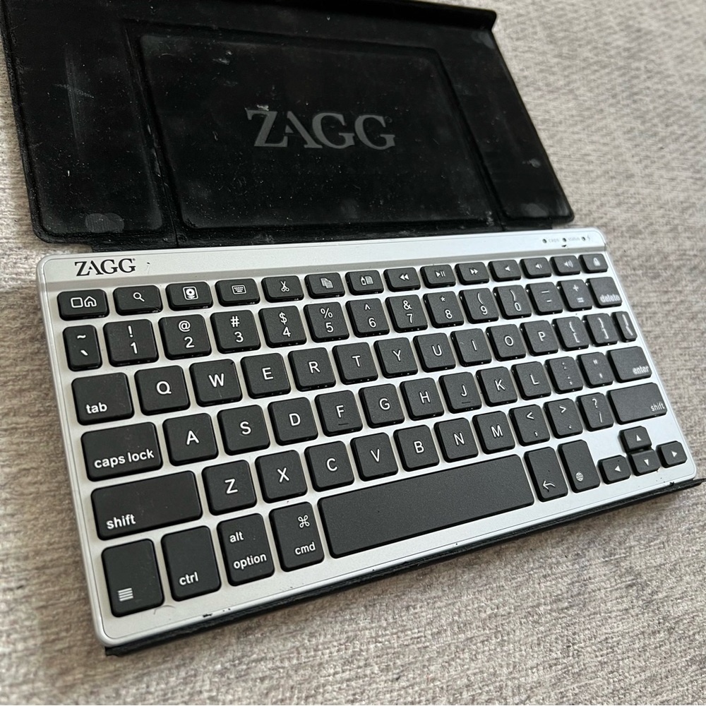 Zagg Bluetooth Keyboard And Case For Apple IOS & Android - Picture 2 of 9